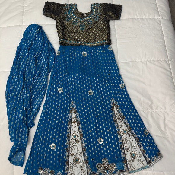 Girls Indian suit - Picture 1 of 7
